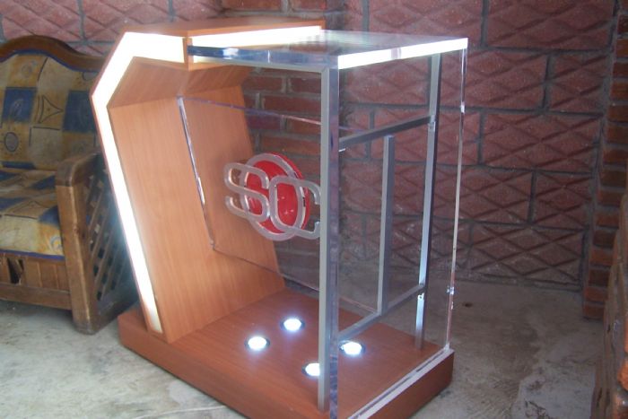 MESA DE COMENTARISTAS EN ACRILICO - 