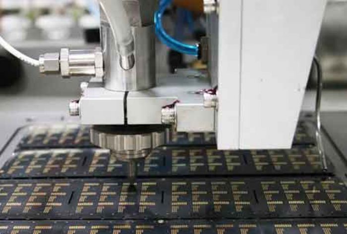 Un Sistema de Corte por Chorro de Agua  - FLOW WATERJET