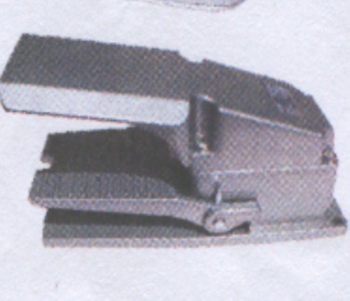 INTERRUPTOR DE PIE METALICO CON GUARDA - AUSPICIOUS