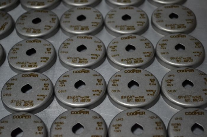 NÚMEROS DE SERIE EN PIEZAS METÁLICAS - 