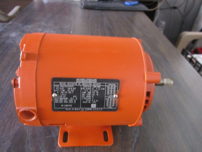 Motor eléctrico de 1/3 hp, 3,425 rpm, trifásico, con brida - Siemens